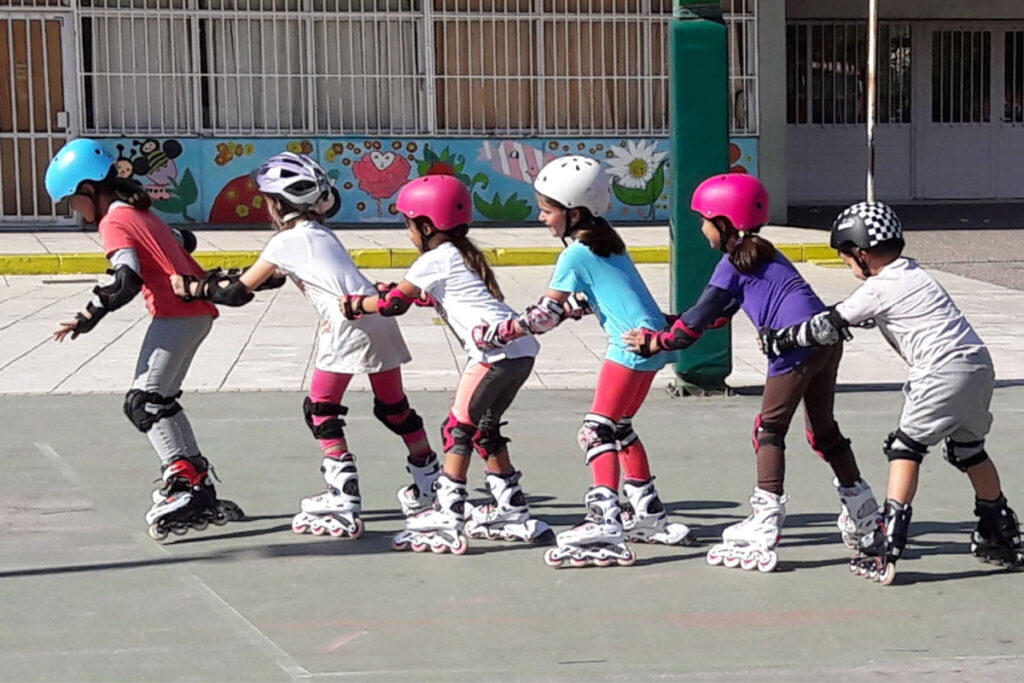 Μαθήματα ρόλερ στη Θεσσαλονίκη για παιδιά και ενήλικες από τη Slalom Roller School – inline skating, ισορροπία, τεχνική και διασκέδαση όλο τον χρόνο.